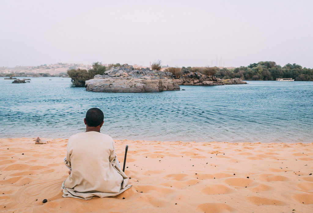 Hombre en la orilla de la playa en Aswam Egipto