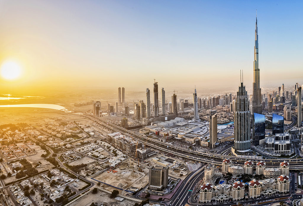 Luces de la ciudad de Dubái al amanecer