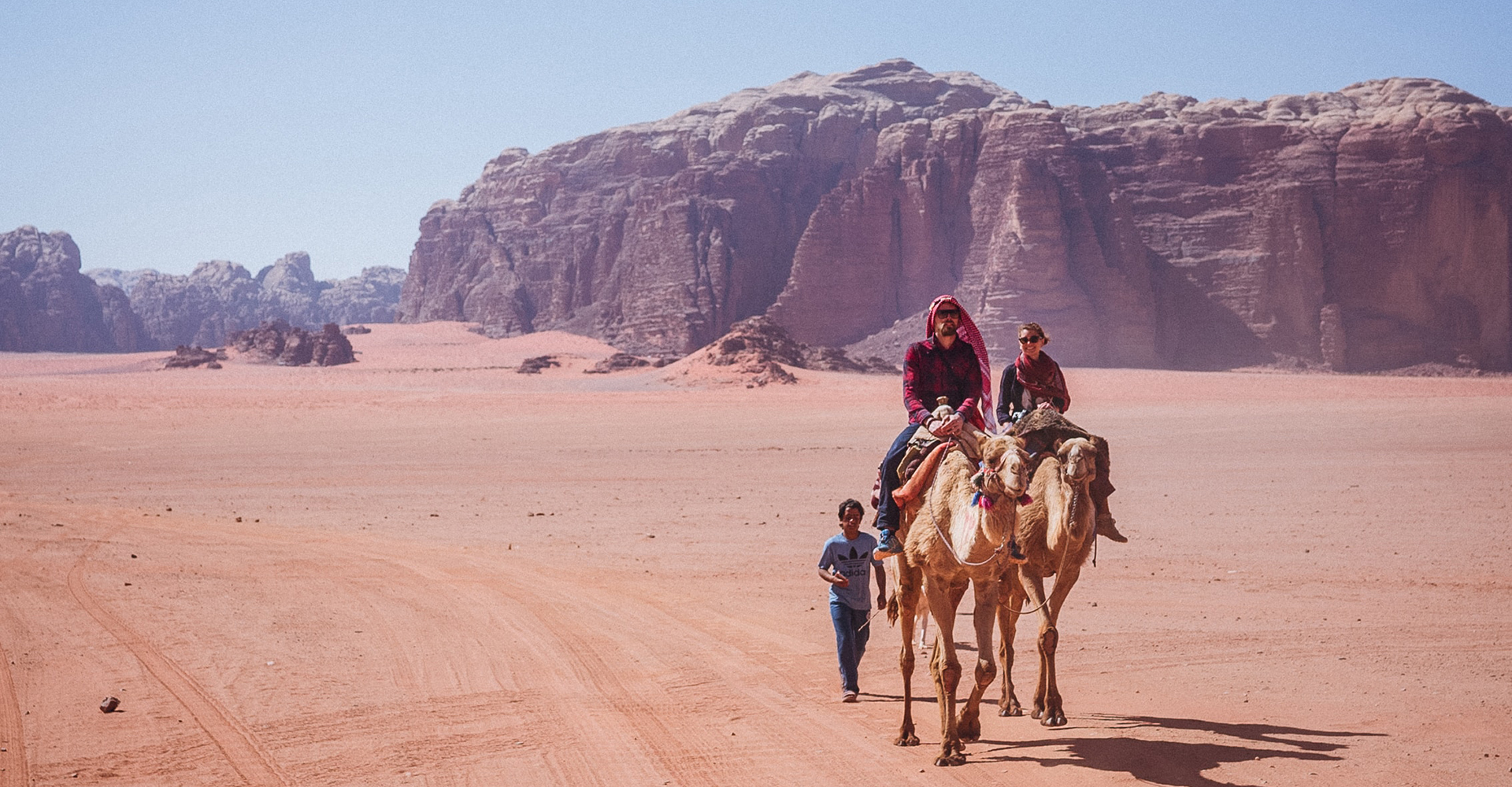 Desierto Wadi Rum con camellos Jordania