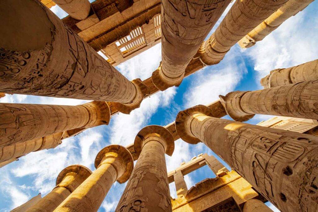 Columnas de la sala Karnak Hypostyle y nubes en el Templo de Tebas de Luxor Egipto