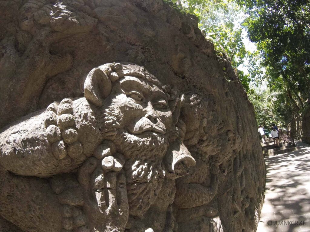 Mural esculpido entrada monkey forest