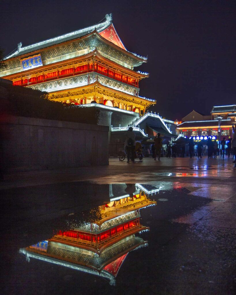 Torre del tambor en la noche, Xi'an, china.