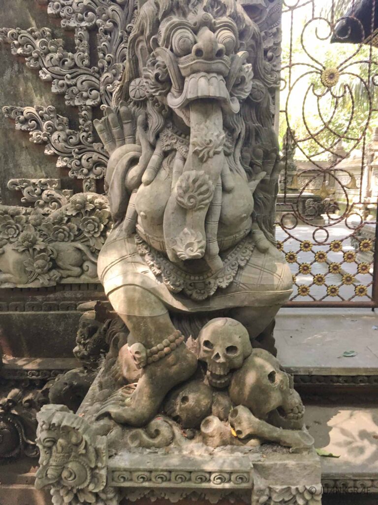 escultura templo monkey forest