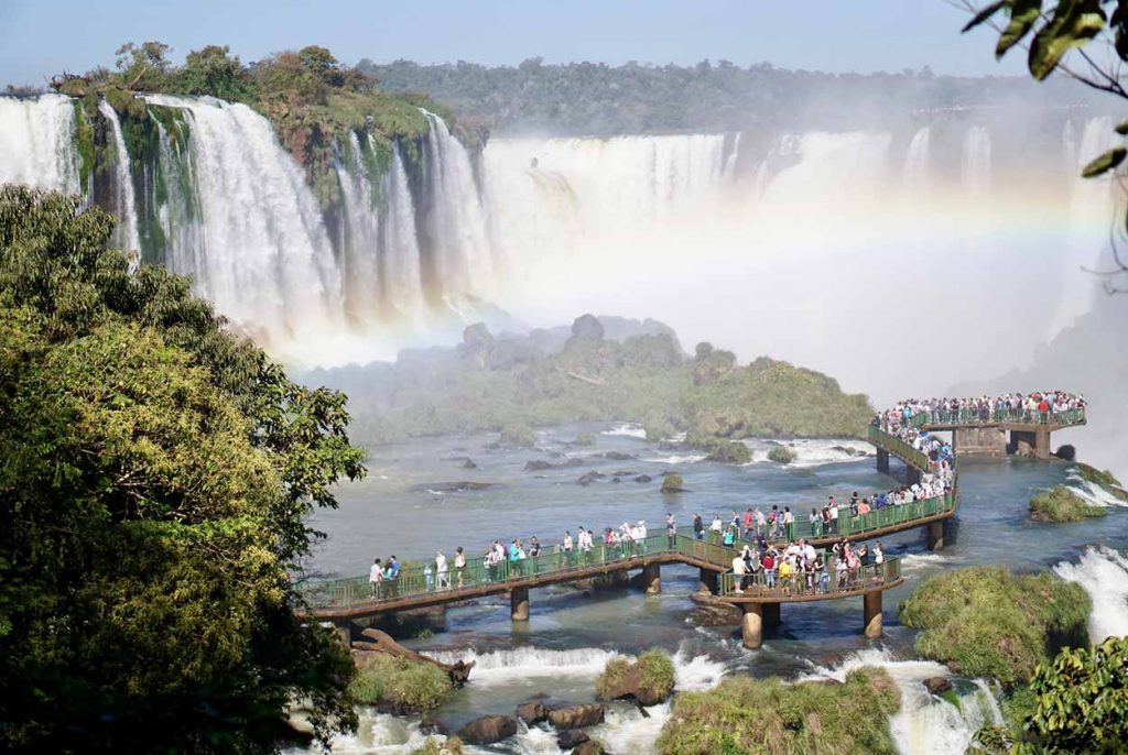 Personas en la Cataratas de Iguazu