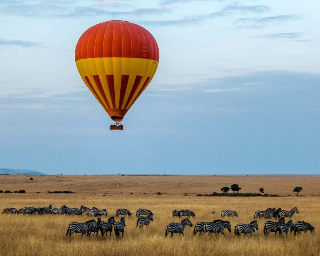 Un solitario globo sobre una manada de cebras Kenia